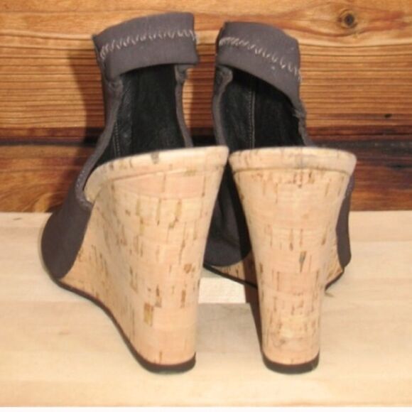 Donald J Pliner Peep Toe Olive Wedges - Picture 4 of 6